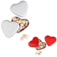 bonbons personnalisés mariage ou cadeau invités dans boite en forme de cœur.